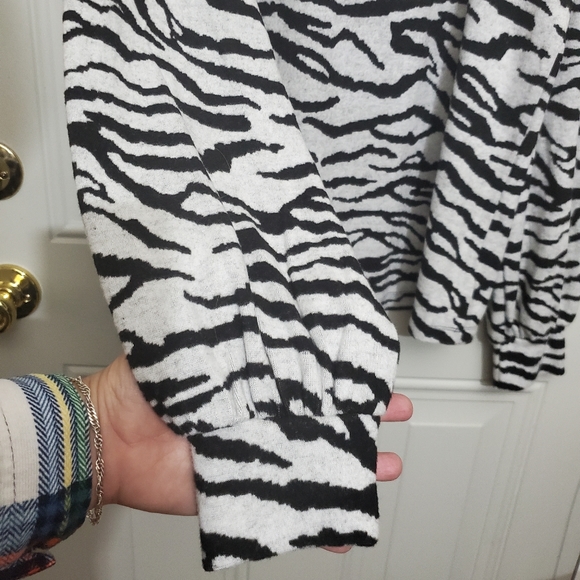 Social Standard by Sanctuary, zebra print, gray and black, sweatshirt Top Medium - Picture 5 of 6